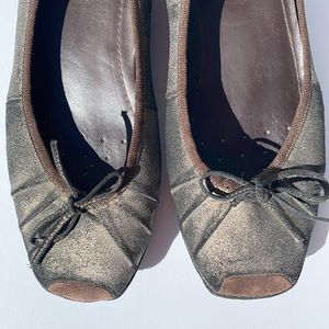 Geox ballet flat w/ bow distressed metallic bronze on dark brown leather, size 7
